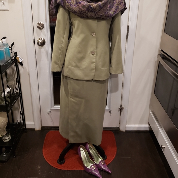 Suit - Picture 4 of 4